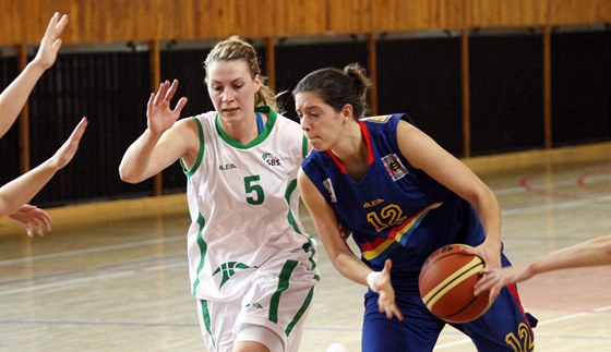 Elika Martinásková (vlevo) z SB Ostrava brání Adélu ehákovou z BA Sparta.