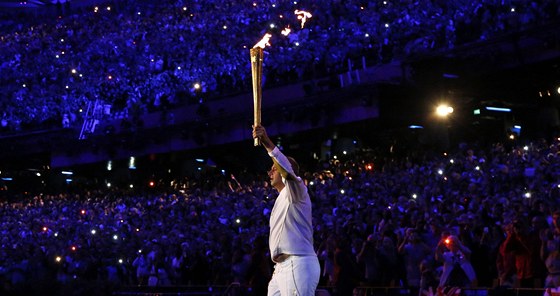 Steve Redgrave s olympijskou pochodní v Londýně 2012