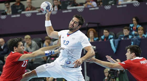 Francouzský házenká Nikola Karabatic proniká obranou kolem Robina Grahama