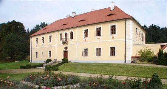 Malebný zámek ivotice nedaleko Nepomuku v Plzeském kraji. Hlavní podobu zámku...