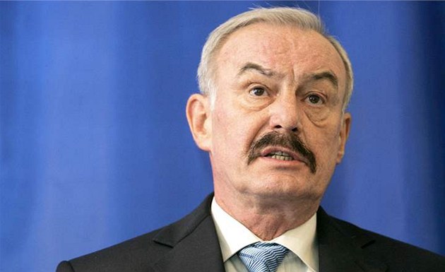 Místop�edseda Senátu P�emysl Sobotka ve �tvrtek oznámil, �e jde oficiáln� do lednového boje o Hrad. Konkurovat mu bude mimo jiné i Tomio Okamura, který svou kandidaturu zve�ejnil ve stejný den.