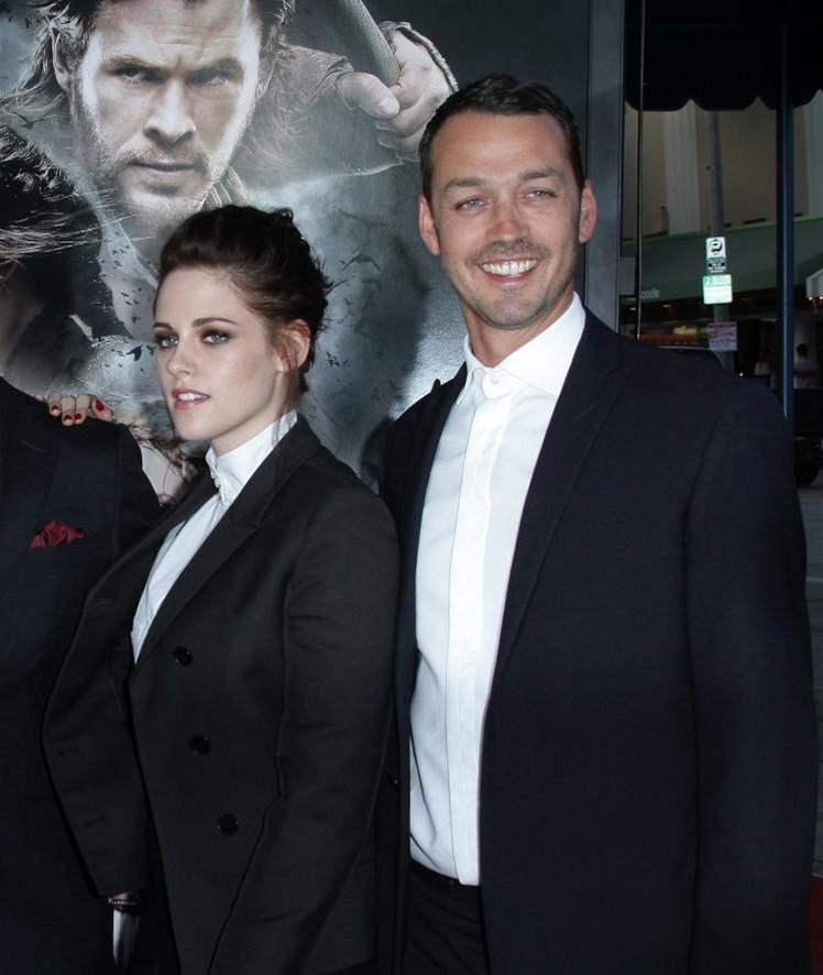 Kristen Stewartové a re�isér Rupert Sanders na projekci filmu Sn�hurka a lovec