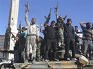 Bojovníci Syrské osvobozenecké armády se v provincii Aleppo radují na znieném