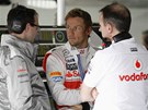 Jenson Button (uprosted) se svými spolupracovníky ped prvním tréninkem na