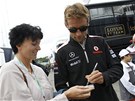 PODPIS PRO FANYNKU. Jenson Button ped prvním tréninkem na Velkou cenu Nmecka