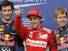 Vítz kvalifikace Fernando Alonso (uprosted) z Ferrari slaví pole position ve