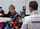 CO SI ASI POVÍDAJÍ? Na tvái Sebastiana Vettela (vlevo) se neusadil zrovna