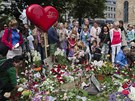 Lidé nosí kvtiny ped katedrálu v Oslu, aby uctili památku obtí útoku Anderse...