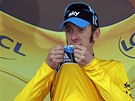 LUTÝ. Bradley Wiggins líbá lutý dres pro nejlepího závodníka Tour de France.