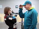 Kateina Emmons si pi tréninku na olympijské stelnici povídá se svým otcem