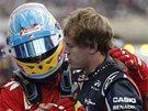 SOUPEI. Fernando Alonso a Sebastian Vettel se zdraví v cíli Velké ceny