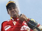 VÍTZNÉ AMPASKÉ. Fernando Alonso oslavuje výhru ve Velké cen Nmecka na...