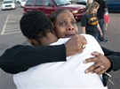 Shamecca Davisová objímá svého syna Isaiaha Bowa, který byl svdkem stelby do