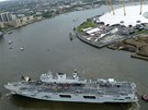 Válená lo HMS Ocean na Temi (13. ervence 2012)