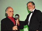 Carlos Saura pevzal z rukou JIího Bartoky cenu karlovarského festivalu.