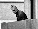 Jeden z palestinských terorist, identifikovaný jako Chalid Davad, na balkón