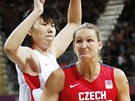 Basketbalistka Petra Kulichová pi souboji s íankou chen Nan. (28. ervence