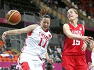 Basketbalistka Eva Víteková pi souboji s íankou Ma Ceng-jü. (28. ervence