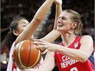 Basketbalistka Ilona Burgrová pi souboji s íankou Kao Sung. (28. ervence