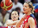 Basketbalistka Eva Vtekov pi utkn s nou. (28. ervence 2012)