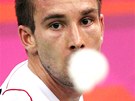 Badmintonista Petr Koukal při utkání s Indonésanem Taufikem Hidajatem (28.