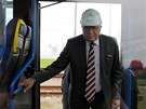 Prezident Václav Klaus nastupuje do mikrobusu, který jej vozil po rozsáhlém