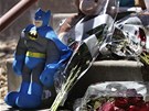 Na jednom z pietních míst se objevila i figurka Batmana. Holmes toti stílel