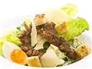 Caesar salát s kapími hranolky, ímským salátem a parmazánem