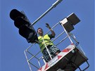 Technici začali v pátek na magistrále instalovat nové semafory, které mají