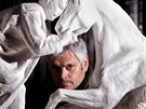 Jarom��sk� socha� Petr Nov�k s mal�m modelem pomn�ku padl�m kon�m 