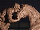 Jarom��sk� socha� Petr Nov�k s hlin�n�m modelem pomn�ku padl�m kon�m. Kone�n�