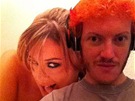 Fotografie Jamese Holmese s obarvenými vlasy na internetové seznamce pro dosplé