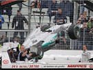 MERCEDES VE VZDUCHU. Michael Schumacher se letos pivtal s domcm publikem