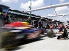 VÝJEZD Z BOX. Mark Webber s vozem Red Bull v kvalifikaci Velké ceny Maarska