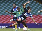 DOMÁCÍ FOTBALISTKA. Eniola Aluková z týmu Británie bojuje o mí s Kamerunkou