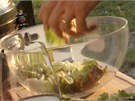 Kehký salát natrhejte na pimen velké kousky pímo do mísy.