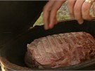 Po 7 minutách steak otote a nechte ho stejn dlouho grilovat z druhé strany.