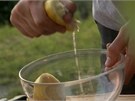 Na salátovou zálivku do misky vymakejte ávu z citronu.