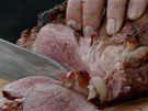 Hotové maso pokrájejte na tenké plátky.