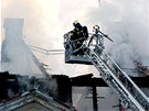 Hasii likvidují plameny, které pohltily barokní zámek v Sedleci u Karlových