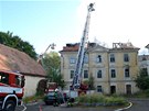 Hasii likvidují plameny, které pohltily barokní zámek v Sedleci u Karlových
