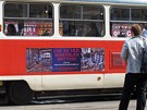 Jedna z tramvají, na které je umístný plakát Zde se tí minerálka Mattoni s