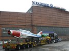 Stíhaka MiG-21 po píjezdu do Ostravy a areálu Vítkovice Machinery Group.