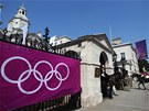 KRUHY KAM SE PODÍVÁ. Také londýnský  Admiralty House upomíná na olympiádu.