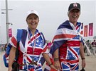CHODÍCÍ UNION JACK. Tento britský pár si oblékl vlajky.