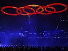 POD PTI KRUHY. Gigantický symbol olympijských her zazáil nad stadionem.