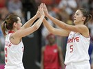 DOBRÁ PRÁCE. Turecké basketbalistky Yasemin Dalgalarová (vpravo) a Esmeral