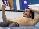 VZNÁÍ SE. Jihoafrický plavec Cameron van der Burgh po olympijském titulu na