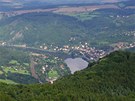 Pohled z Varhot na Sebuzín a Dolní Zálezly leící o 500 m níe