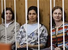 Nadda Tolokonnikovová, Maria Aljochinová a Jekatrina Samuceviová ekají za